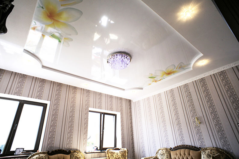 Plafond tendu brillant dans le hall (salon) - Fleurs