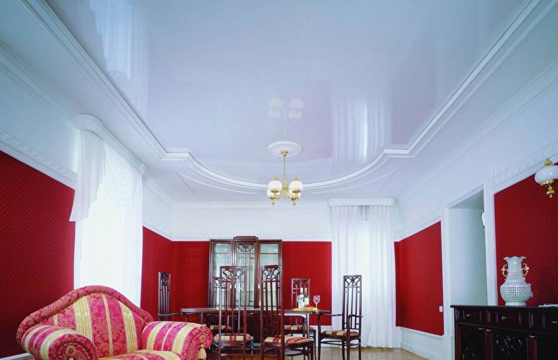 Plafond tendu blanc brillant dans le hall (salon) - photo