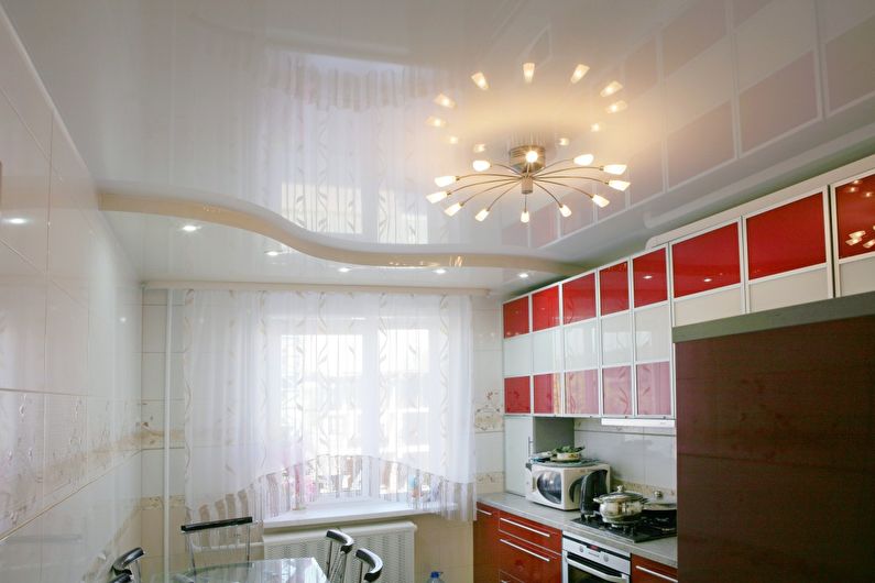 Plafond tendu blanc brillant dans la cuisine - photo