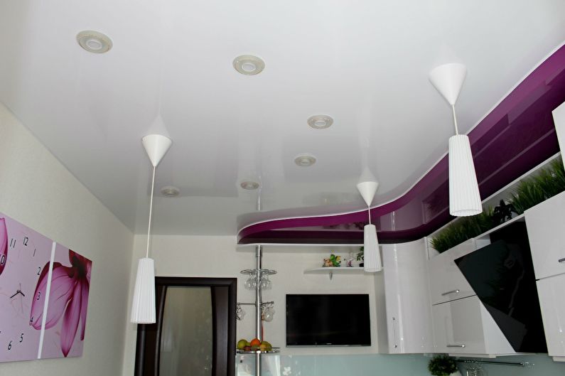 Plafond tendu blanc dans la cuisine - photo