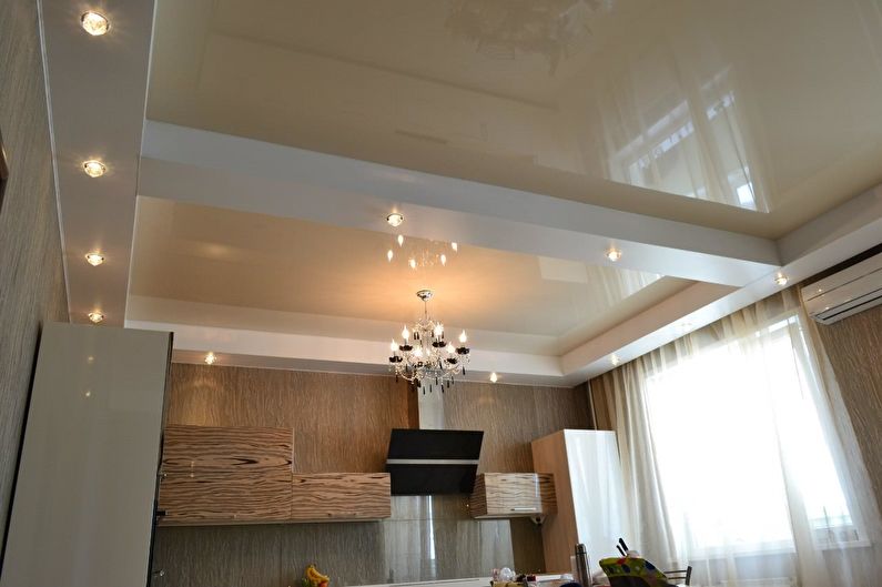 Plafond tendu brillant dans la cuisine - photo