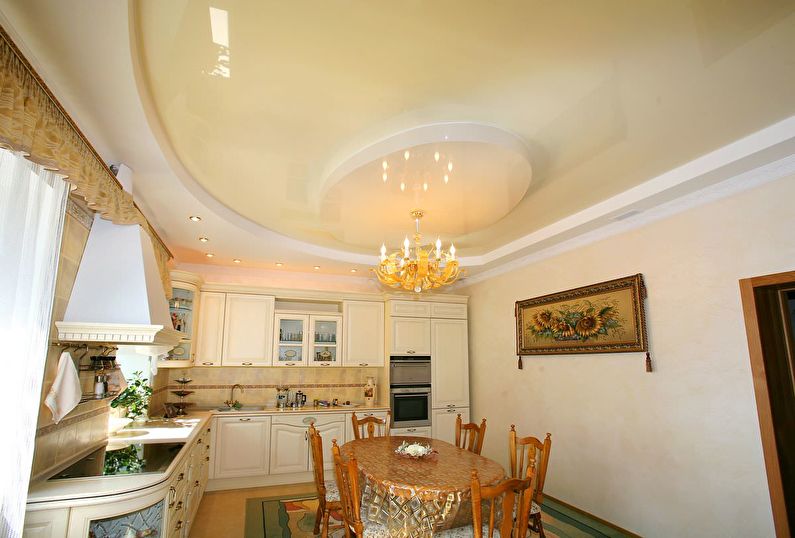 Plafond tendu beige brillant dans la cuisine - photo