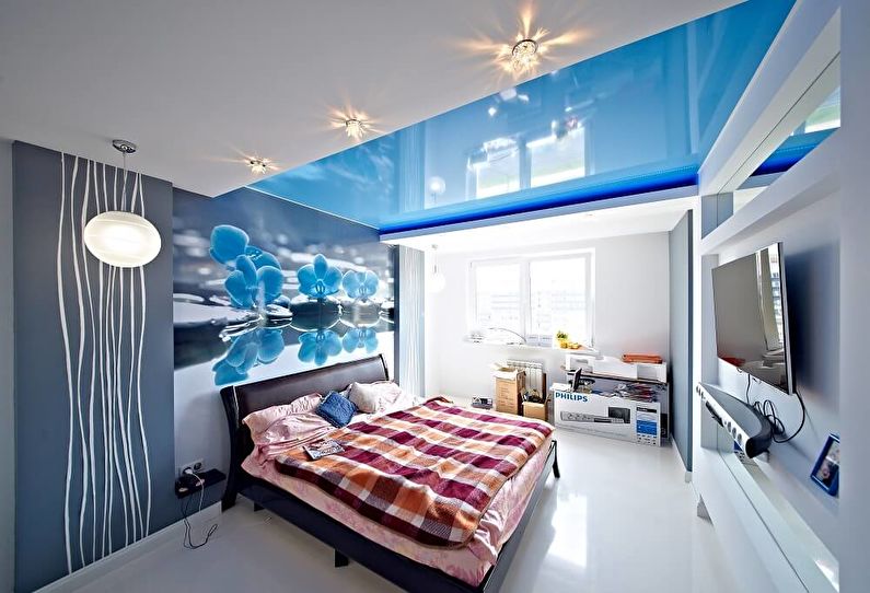 Plafond tendu bleu dans la chambre - photo
