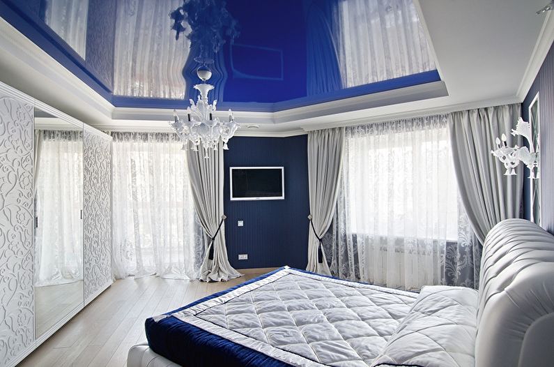 Plafond tendu bleu brillant dans la chambre - photo