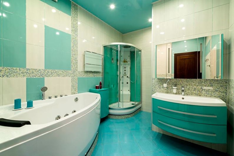 Plafond tendu vert dans la salle de bain - photo