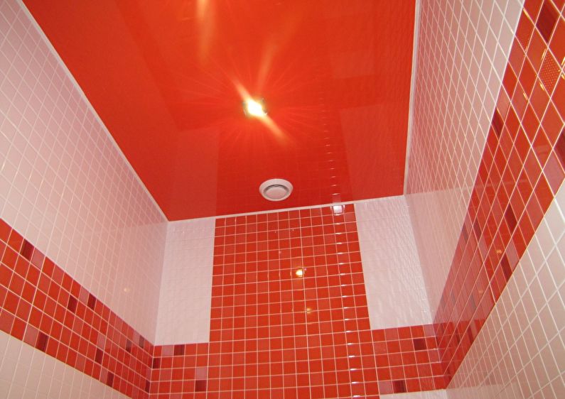 Plafond tendu rouge dans la salle de bain - photo