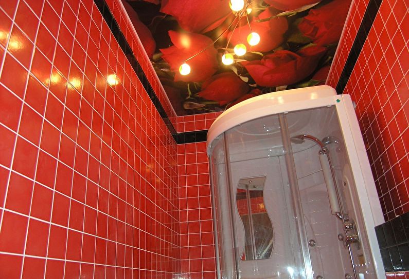Plafond tendu avec impression photo dans la salle de bain - Fleurs
