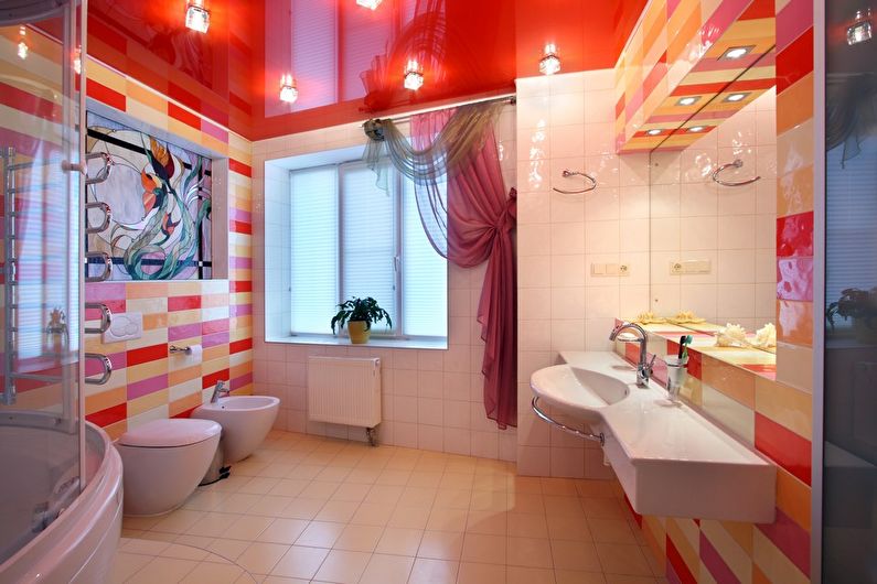Plafond tendu rouge brillant dans la salle de bain - photo