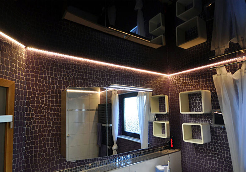 Plafond tendu noir dans la salle de bain - photo