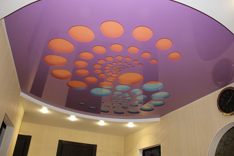 Plafond tendu brillant dans le couloir et le couloir - photo