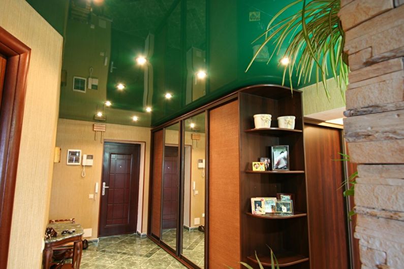 Plafond suspendu vert dans le couloir et le couloir - photo