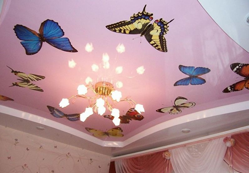 Plafond tendu rose dans la pépinière - Papillons