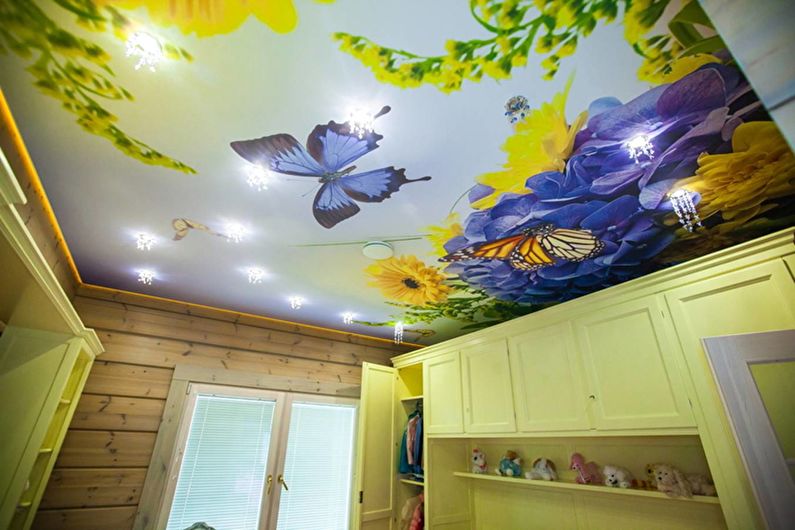 Plafond tendu en pépinière - Papillons et fleurs