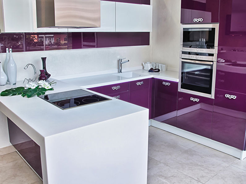 Blanc avec violet - Cuisine design 9 m2
