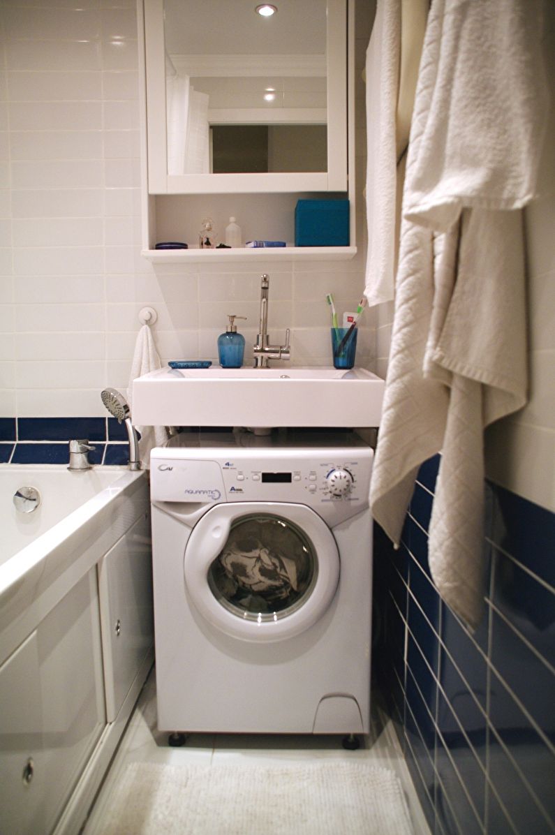 L'emplacement de la machine à laver dans une petite salle de bain