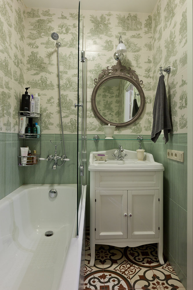 Concevez une petite salle de bain dans un style classique