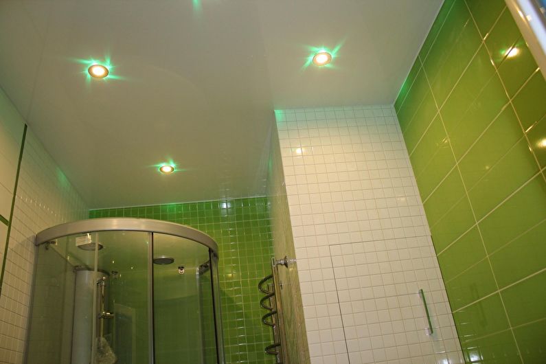Salle de bain à Khrouchtchev - conception du plafond