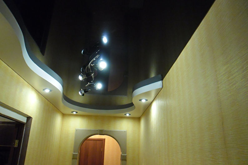Plafonds tendus en duplex dans le couloir et le couloir