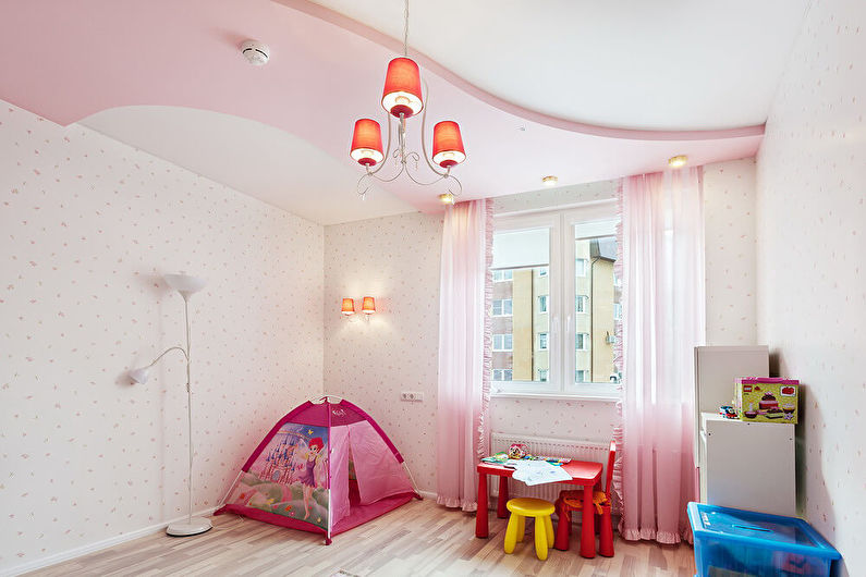 Plafonds tendus à deux niveaux dans la chambre des enfants