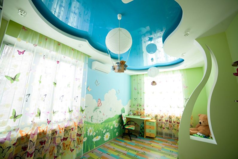 Plafonds tendus à deux niveaux dans la chambre des enfants