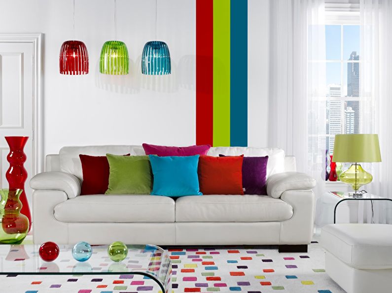 La combinaison de couleurs à l'intérieur du salon - blanc avec rouge, vert et bleu