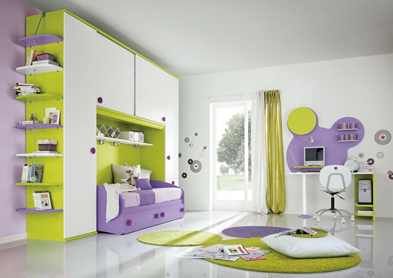 La combinaison de couleurs à l'intérieur d'une chambre d'enfant - blanc avec vert et violet