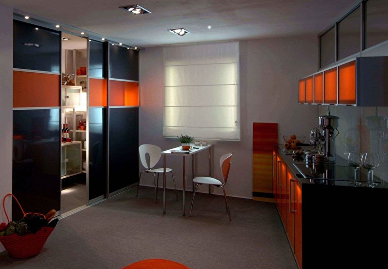 La combinaison de couleurs à l'intérieur de la cuisine - noir avec orange