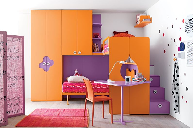 La combinaison de couleurs à l'intérieur de la chambre des enfants - orange avec violet et blanc
