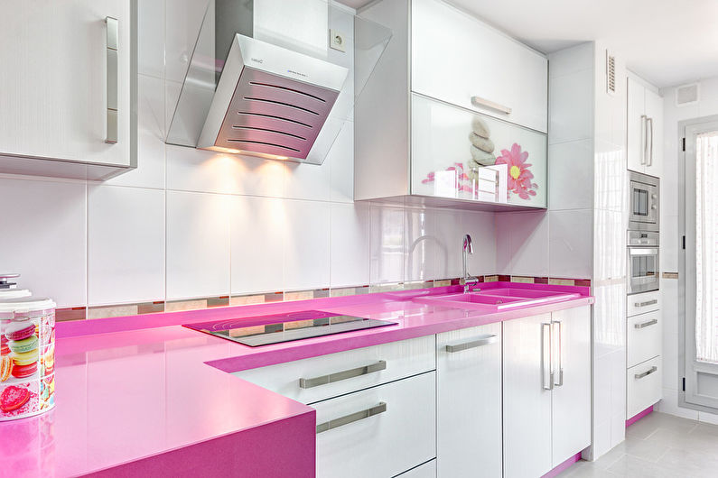 La combinaison de couleurs à l'intérieur de la cuisine - rose avec blanc