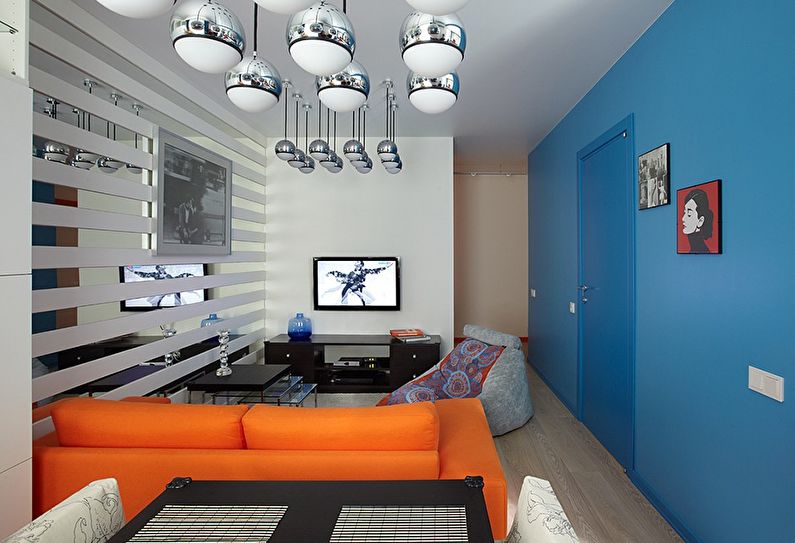 La combinaison de couleurs à l'intérieur du salon - bleu avec orange et blanc