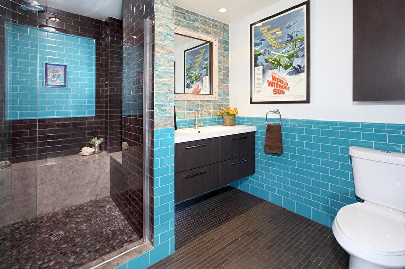 La combinaison de couleurs à l'intérieur de la salle de bain - bleu avec brun et blanc