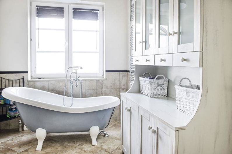 Salle de bain blanche de style provençal - Design d'intérieur