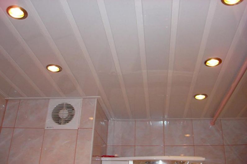 Conception de salle de bain blanche - Finition de plafond