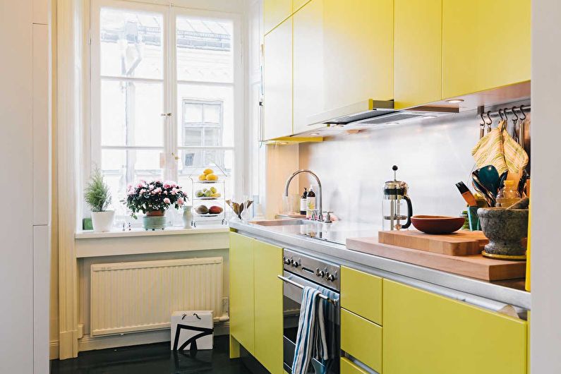 Petite cuisine dans des tons jaunes - design d'intérieur