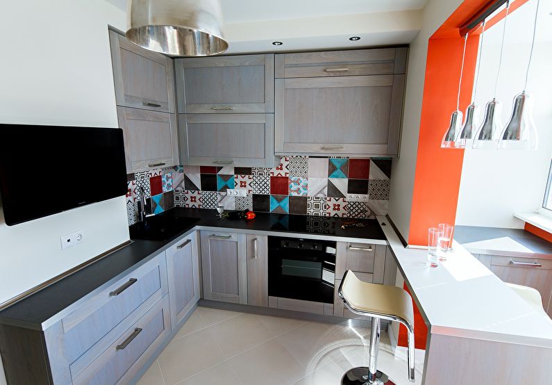 Combiner une petite cuisine avec un balcon ou une loggia - design d'intérieur
