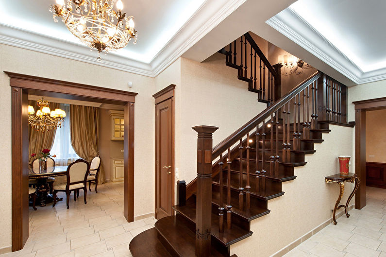 Escalier au deuxième étage dans un style classique