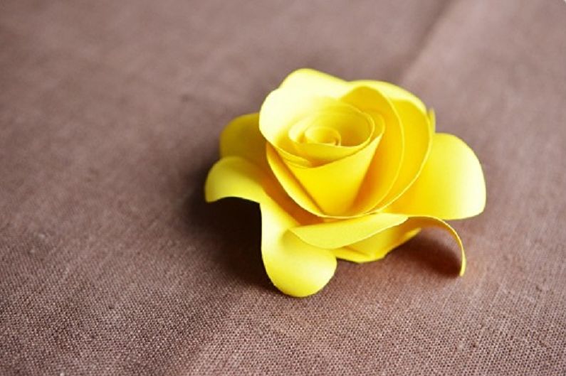 Rose jaune à faire soi-même à partir de papier