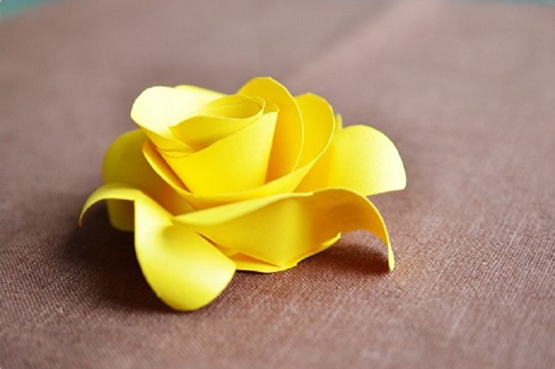 Rose jaune à faire soi-même à partir de papier