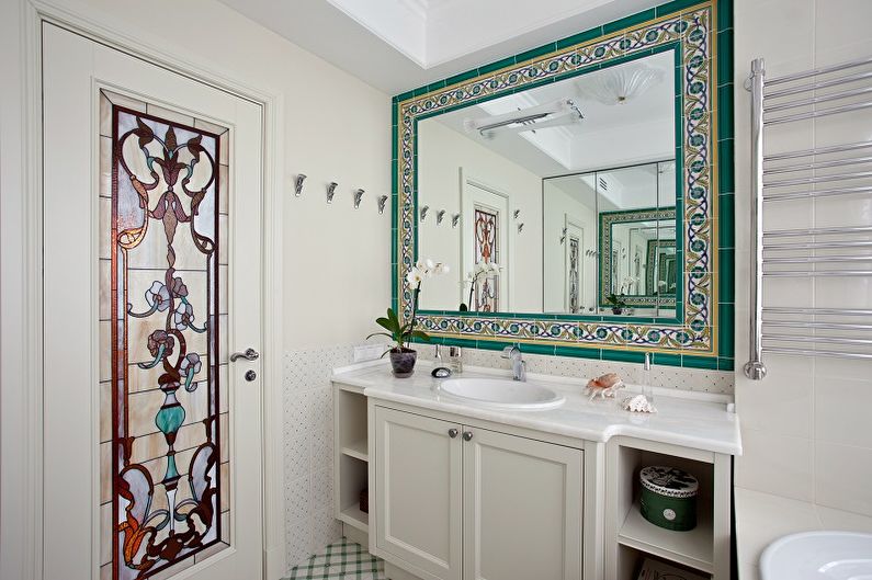 Spogulis vannas istabā - foto