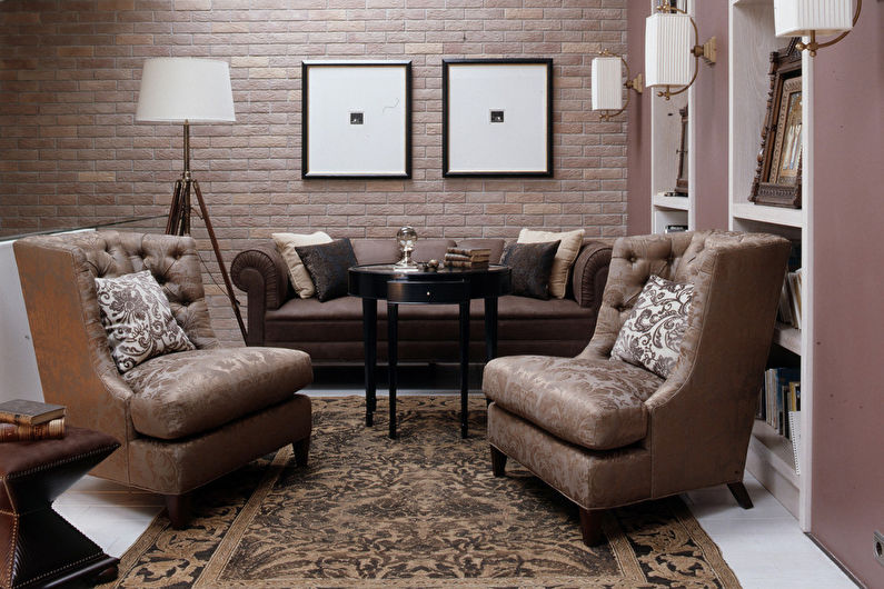 Tapetes zem ķieģeļa dzīvojamās istabas interjerā - Dizaina foto