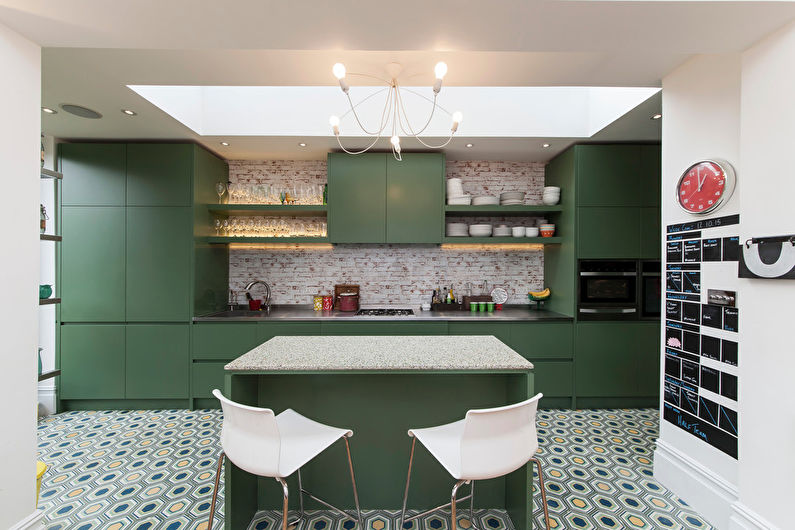 Tapetes zem ķieģeļa virtuves interjerā - Dizaina foto