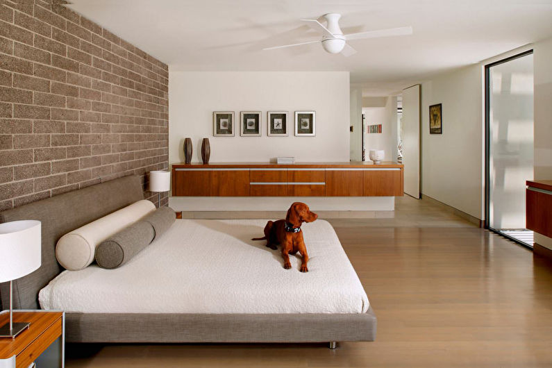 Tapetes zem ķieģeļa guļamistabas interjerā - Dizaina foto
