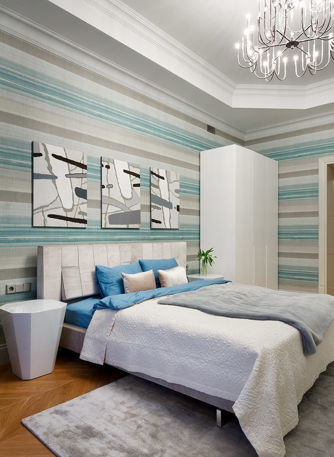 Papier peint à rayures pour la chambre dans un style moderne.